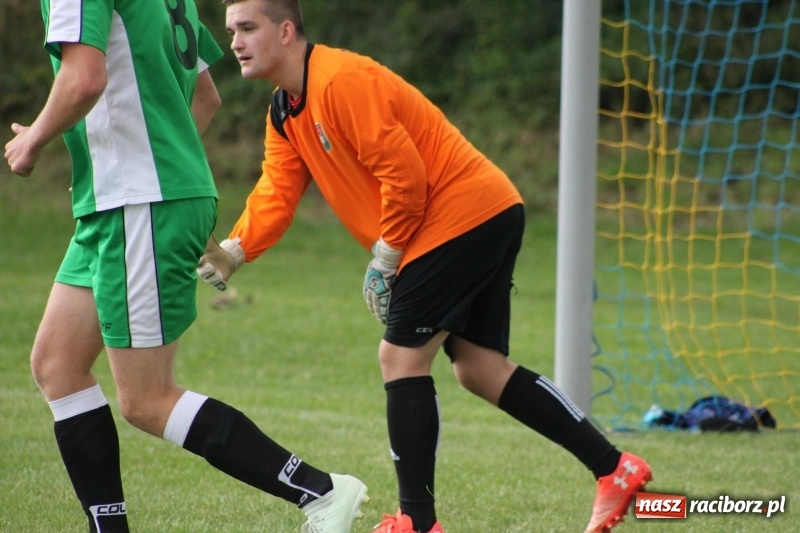 Zdjęcie w galerii na portalu naszraciborz.pl: Piłkarze Krzanowic z Pucharem Prezesa LKS Cyprzanów wiadomości z regionu