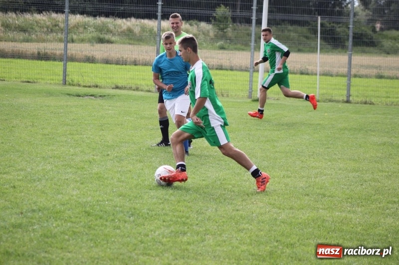 Zdjęcie w galerii na portalu naszraciborz.pl: Piłkarze Krzanowic z Pucharem Prezesa LKS Cyprzanów wiadomości z regionu