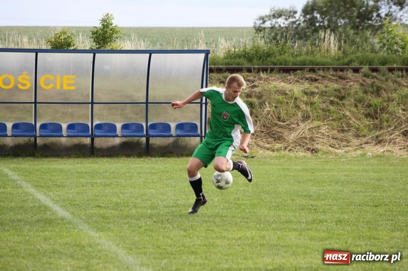 Zdjęcie w galerii na portalu naszraciborz.pl: Piłkarze Krzanowic z Pucharem Prezesa LKS Cyprzanów wiadomości z regionu