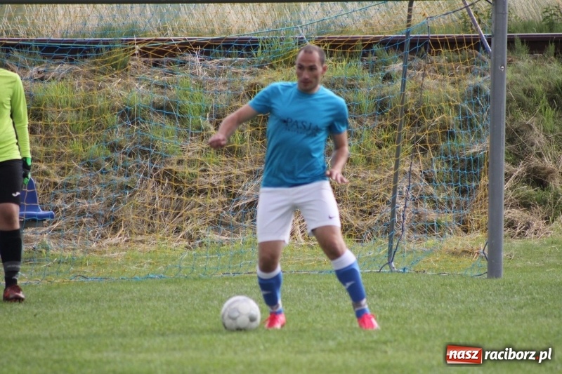 Zdjęcie w galerii na portalu naszraciborz.pl: Piłkarze Krzanowic z Pucharem Prezesa LKS Cyprzanów wiadomości z regionu