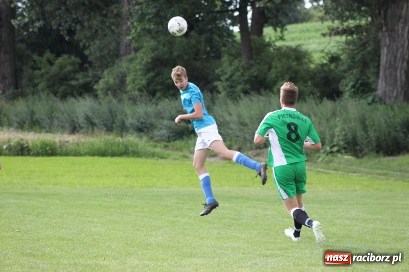 Zdjęcie w galerii na portalu naszraciborz.pl: Piłkarze Krzanowic z Pucharem Prezesa LKS Cyprzanów wiadomości z regionu