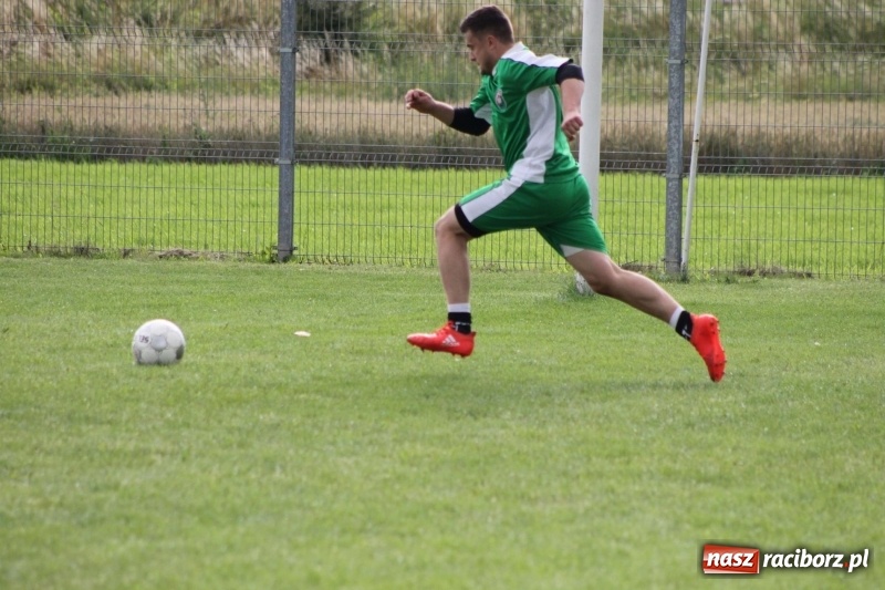 Zdjęcie w galerii na portalu naszraciborz.pl: Piłkarze Krzanowic z Pucharem Prezesa LKS Cyprzanów wiadomości z regionu