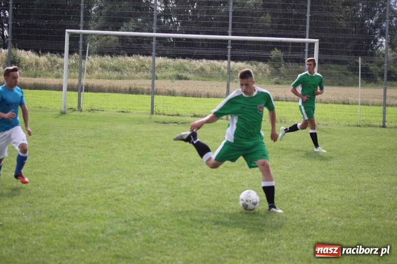 Zdjęcie w galerii na portalu naszraciborz.pl: Piłkarze Krzanowic z Pucharem Prezesa LKS Cyprzanów wiadomości z regionu