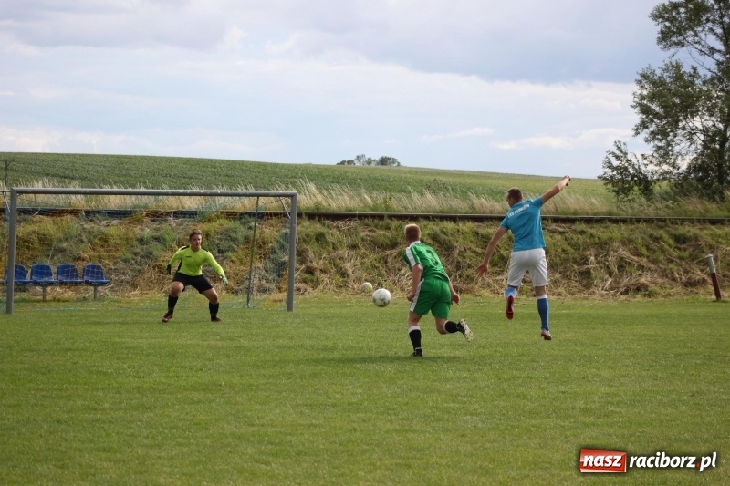 Zdjęcie w galerii na portalu naszraciborz.pl: Piłkarze Krzanowic z Pucharem Prezesa LKS Cyprzanów wiadomości z regionu