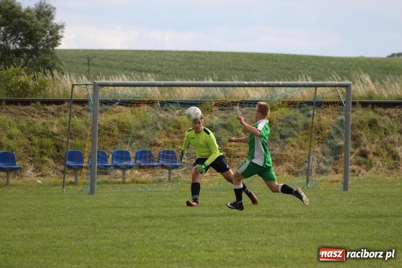 Zdjęcie w galerii na portalu naszraciborz.pl: Piłkarze Krzanowic z Pucharem Prezesa LKS Cyprzanów wiadomości z regionu