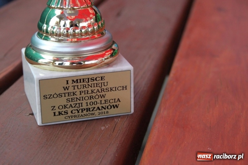 Zdjęcie w galerii na portalu naszraciborz.pl: Piłkarze Krzanowic z Pucharem Prezesa LKS Cyprzanów wiadomości z regionu