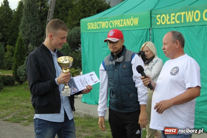 Zdjęcie w galerii na portalu naszraciborz.pl: Piłkarze Krzanowic z Pucharem Prezesa LKS Cyprzanów wiadomości z regionu