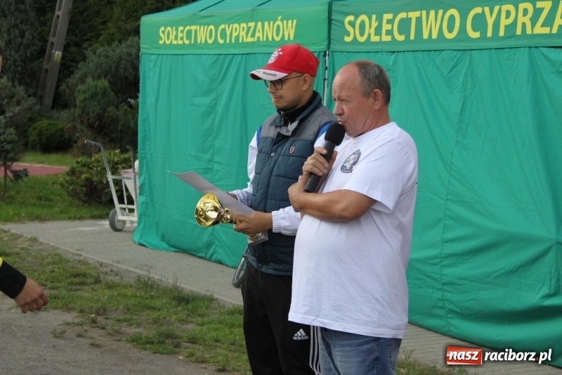 Zdjęcie w galerii na portalu naszraciborz.pl: Piłkarze Krzanowic z Pucharem Prezesa LKS Cyprzanów wiadomości z regionu