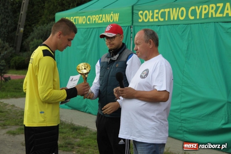 Zdjęcie w galerii na portalu naszraciborz.pl: Piłkarze Krzanowic z Pucharem Prezesa LKS Cyprzanów wiadomości z regionu