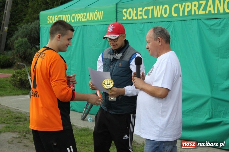 Zdjęcie w galerii na portalu naszraciborz.pl: Piłkarze Krzanowic z Pucharem Prezesa LKS Cyprzanów wiadomości z regionu