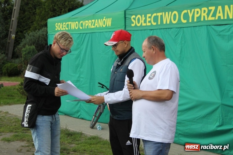 Zdjęcie w galerii na portalu naszraciborz.pl: Piłkarze Krzanowic z Pucharem Prezesa LKS Cyprzanów wiadomości z regionu