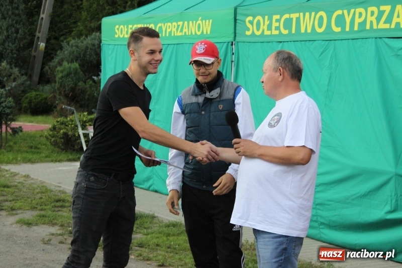 Zdjęcie w galerii na portalu naszraciborz.pl: Piłkarze Krzanowic z Pucharem Prezesa LKS Cyprzanów wiadomości z regionu