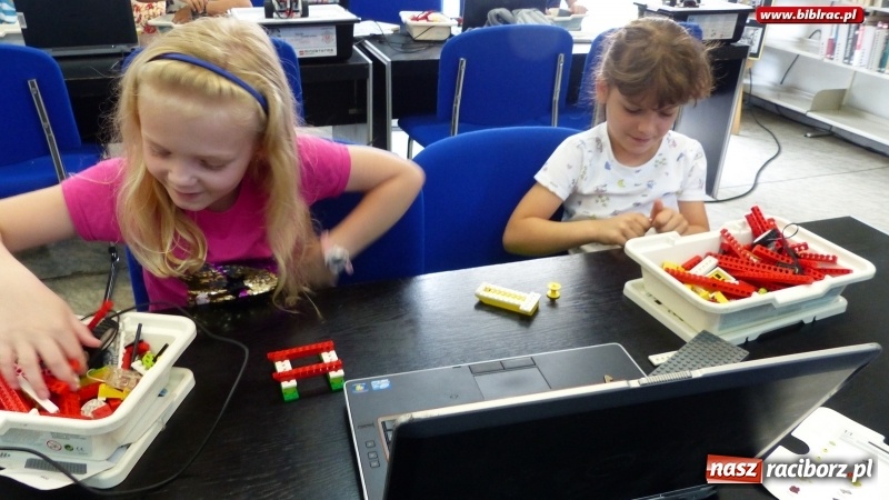 Zdjęcie w galerii na portalu naszraciborz.pl: Walki robotów na finał warsztatów robotyki i programowania Lego w raciborskiej bibliotece wiadomości z regionu