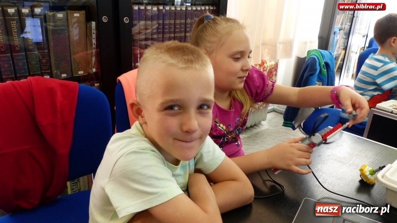 Zdjęcie w galerii na portalu naszraciborz.pl: Walki robotów na finał warsztatów robotyki i programowania Lego w raciborskiej bibliotece wiadomości z regionu