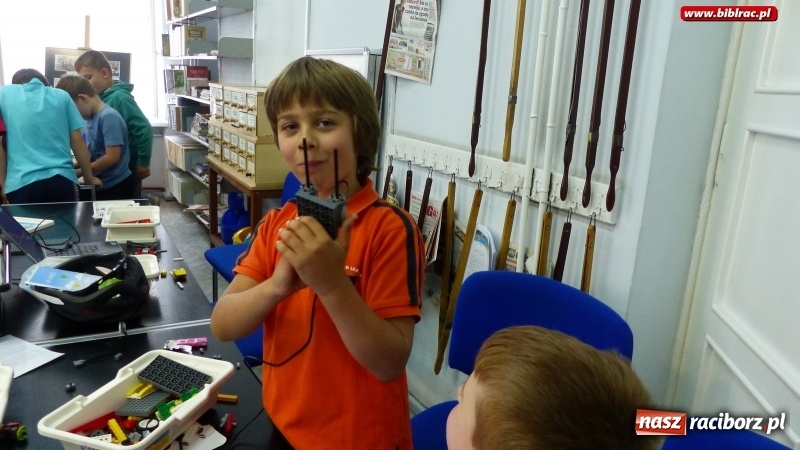 Zdjęcie w galerii na portalu naszraciborz.pl: Walki robotów na finał warsztatów robotyki i programowania Lego w raciborskiej bibliotece wiadomości z regionu