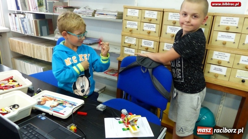Zdjęcie w galerii na portalu naszraciborz.pl: Walki robotów na finał warsztatów robotyki i programowania Lego w raciborskiej bibliotece wiadomości z regionu