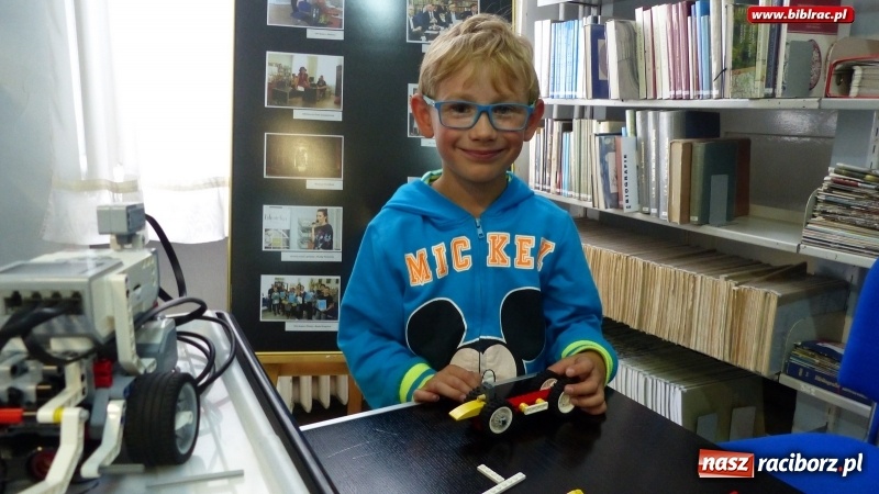 Zdjęcie w galerii na portalu naszraciborz.pl: Walki robotów na finał warsztatów robotyki i programowania Lego w raciborskiej bibliotece wiadomości z regionu