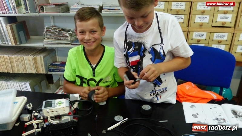 Zdjęcie w galerii na portalu naszraciborz.pl: Walki robotów na finał warsztatów robotyki i programowania Lego w raciborskiej bibliotece wiadomości z regionu
