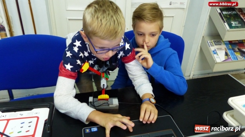 Zdjęcie w galerii na portalu naszraciborz.pl: Walki robotów na finał warsztatów robotyki i programowania Lego w raciborskiej bibliotece wiadomości z regionu