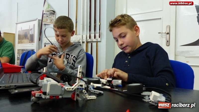 Zdjęcie w galerii na portalu naszraciborz.pl: Walki robotów na finał warsztatów robotyki i programowania Lego w raciborskiej bibliotece wiadomości z regionu