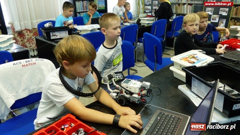 Zdjęcie w galerii na portalu naszraciborz.pl: Walki robotów na finał warsztatów robotyki i programowania Lego w raciborskiej bibliotece wiadomości z regionu