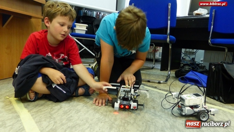 Zdjęcie w galerii na portalu naszraciborz.pl: Walki robotów na finał warsztatów robotyki i programowania Lego w raciborskiej bibliotece wiadomości z regionu