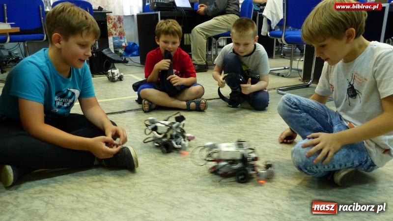 Zdjęcie w galerii na portalu naszraciborz.pl: Walki robotów na finał warsztatów robotyki i programowania Lego w raciborskiej bibliotece wiadomości z regionu