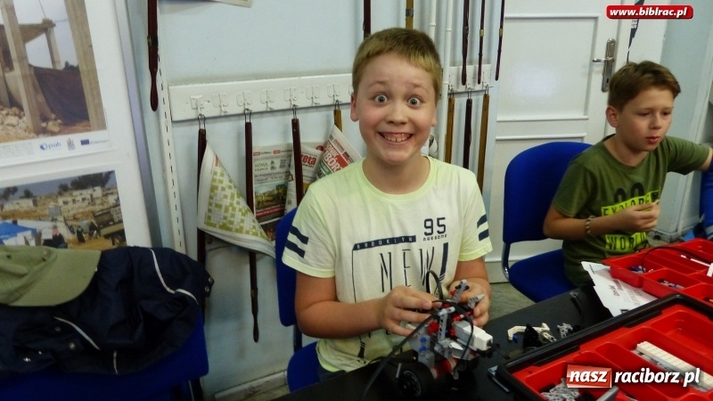 Zdjęcie w galerii na portalu naszraciborz.pl: Walki robotów na finał warsztatów robotyki i programowania Lego w raciborskiej bibliotece wiadomości z regionu