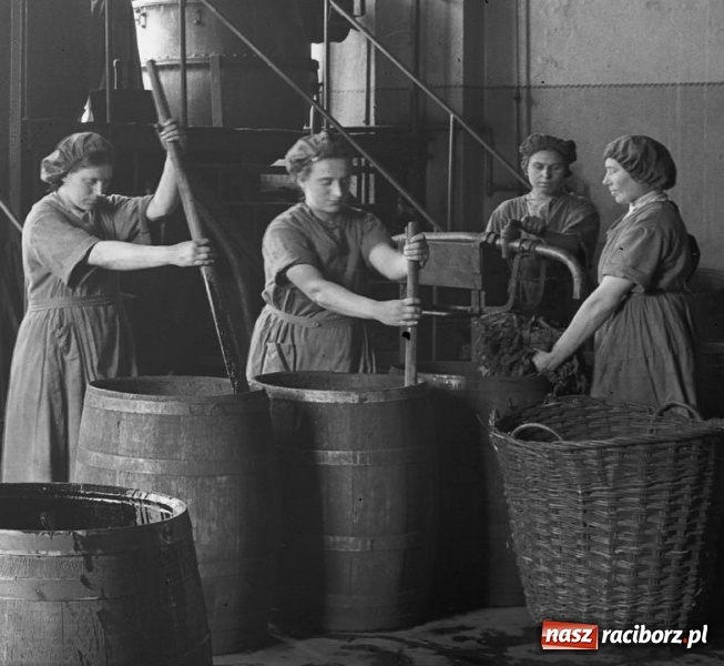 Zdjęcie w galerii na portalu naszraciborz.pl: Mieszczki i wieśniaczki. Mieszkanki Raciborza i ziemi raciborskiej na starej fotografii wiadomości z regionu