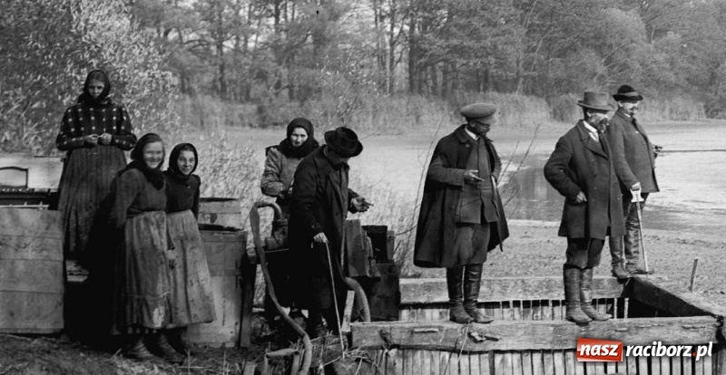 Zdjęcie w galerii na portalu naszraciborz.pl: Mieszczki i wieśniaczki. Mieszkanki Raciborza i ziemi raciborskiej na starej fotografii wiadomości z regionu