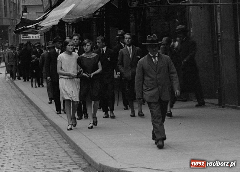 Zdjęcie w galerii na portalu naszraciborz.pl: Mieszczki i wieśniaczki. Mieszkanki Raciborza i ziemi raciborskiej na starej fotografii wiadomości z regionu