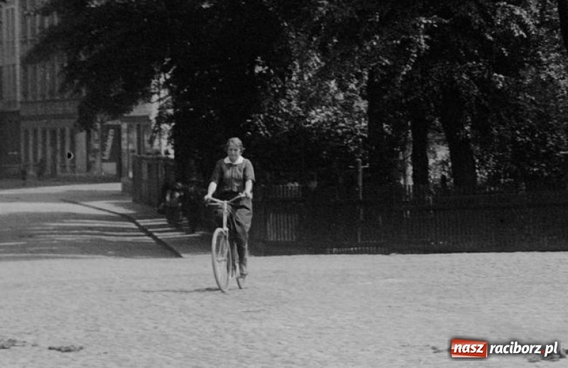 Zdjęcie w galerii na portalu naszraciborz.pl: Mieszczki i wieśniaczki. Mieszkanki Raciborza i ziemi raciborskiej na starej fotografii wiadomości z regionu