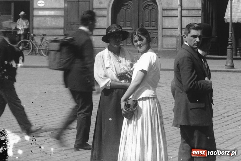 Zdjęcie w galerii na portalu naszraciborz.pl: Mieszczki i wieśniaczki. Mieszkanki Raciborza i ziemi raciborskiej na starej fotografii wiadomości z regionu