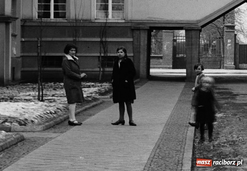 Zdjęcie w galerii na portalu naszraciborz.pl: Mieszczki i wieśniaczki. Mieszkanki Raciborza i ziemi raciborskiej na starej fotografii wiadomości z regionu