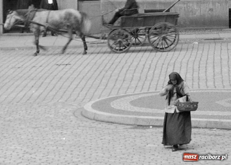 Zdjęcie w galerii na portalu naszraciborz.pl: Mieszczki i wieśniaczki. Mieszkanki Raciborza i ziemi raciborskiej na starej fotografii wiadomości z regionu
