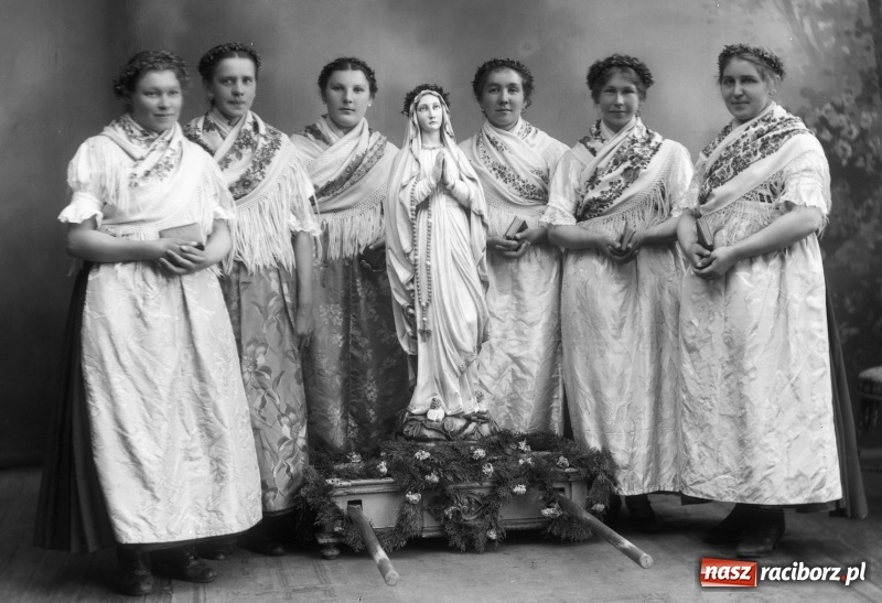 Zdjęcie w galerii na portalu naszraciborz.pl: Mieszczki i wieśniaczki. Mieszkanki Raciborza i ziemi raciborskiej na starej fotografii wiadomości z regionu