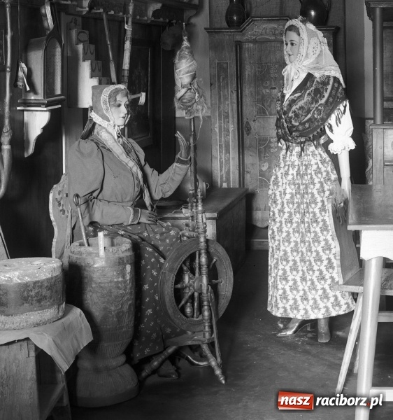 Zdjęcie w galerii na portalu naszraciborz.pl: Mieszczki i wieśniaczki. Mieszkanki Raciborza i ziemi raciborskiej na starej fotografii wiadomości z regionu
