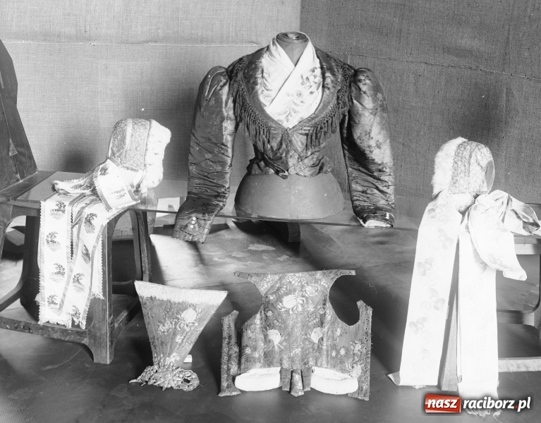 Zdjęcie w galerii na portalu naszraciborz.pl: Mieszczki i wieśniaczki. Mieszkanki Raciborza i ziemi raciborskiej na starej fotografii wiadomości z regionu