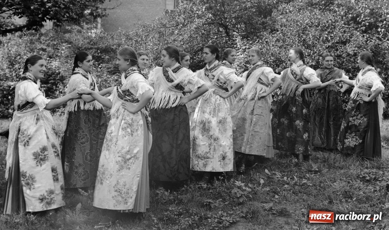 Zdjęcie w galerii na portalu naszraciborz.pl: Mieszczki i wieśniaczki. Mieszkanki Raciborza i ziemi raciborskiej na starej fotografii wiadomości z regionu