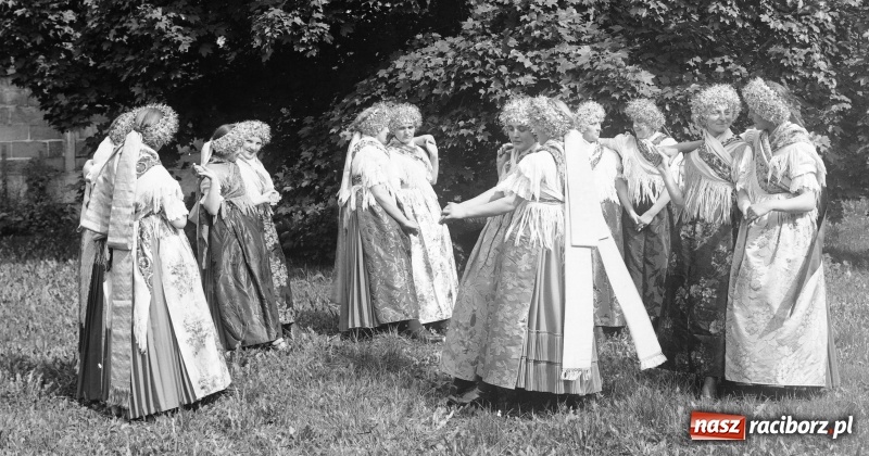 Zdjęcie w galerii na portalu naszraciborz.pl: Mieszczki i wieśniaczki. Mieszkanki Raciborza i ziemi raciborskiej na starej fotografii wiadomości z regionu