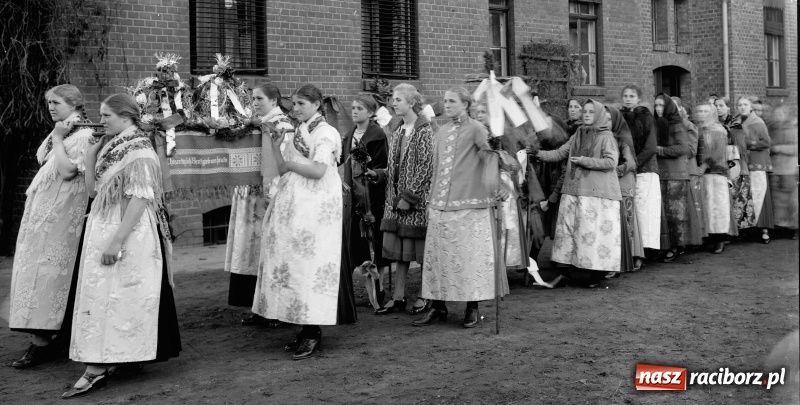 Zdjęcie w galerii na portalu naszraciborz.pl: Mieszczki i wieśniaczki. Mieszkanki Raciborza i ziemi raciborskiej na starej fotografii wiadomości z regionu