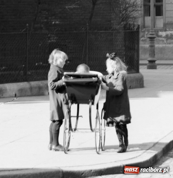 Zdjęcie w galerii na portalu naszraciborz.pl: Mieszczki i wieśniaczki. Mieszkanki Raciborza i ziemi raciborskiej na starej fotografii wiadomości z regionu