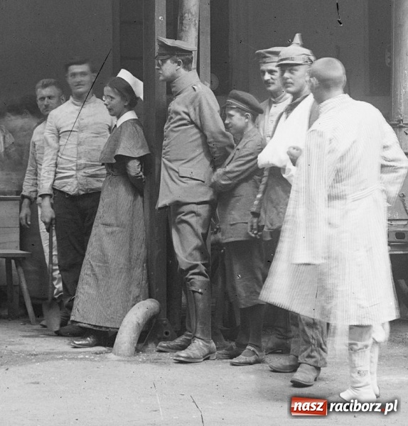 Zdjęcie w galerii na portalu naszraciborz.pl: Mieszczki i wieśniaczki. Mieszkanki Raciborza i ziemi raciborskiej na starej fotografii wiadomości z regionu