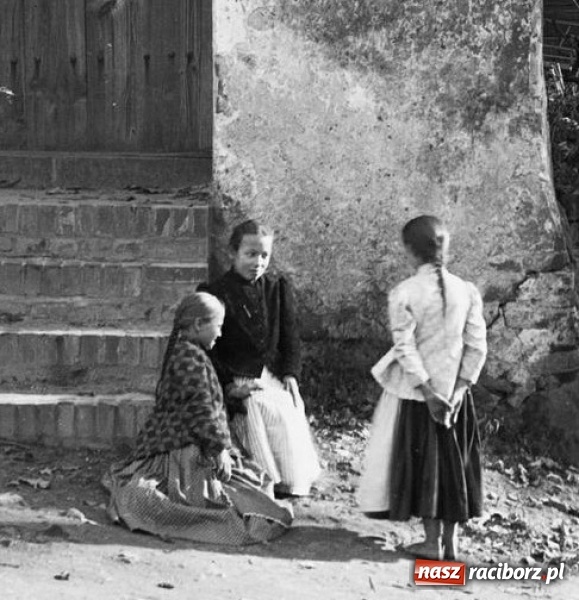 Zdjęcie w galerii na portalu naszraciborz.pl: Mieszczki i wieśniaczki. Mieszkanki Raciborza i ziemi raciborskiej na starej fotografii wiadomości z regionu