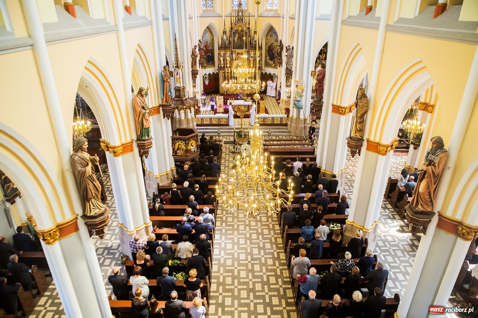 Zdjęcie w galerii na portalu naszraciborz.pl: Kroczysz schodami do nieba. Ostatnie pożegnanie śp. Herberta Dengela wiadomości z regionu