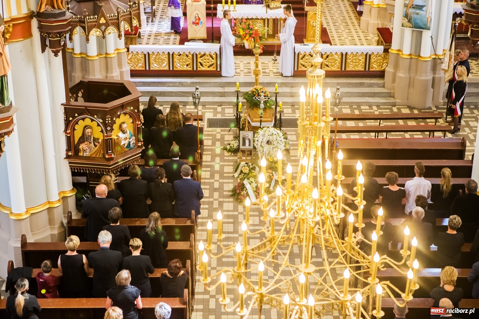Zdjęcie w galerii na portalu naszraciborz.pl: Kroczysz schodami do nieba. Ostatnie pożegnanie śp. Herberta Dengela wiadomości z regionu