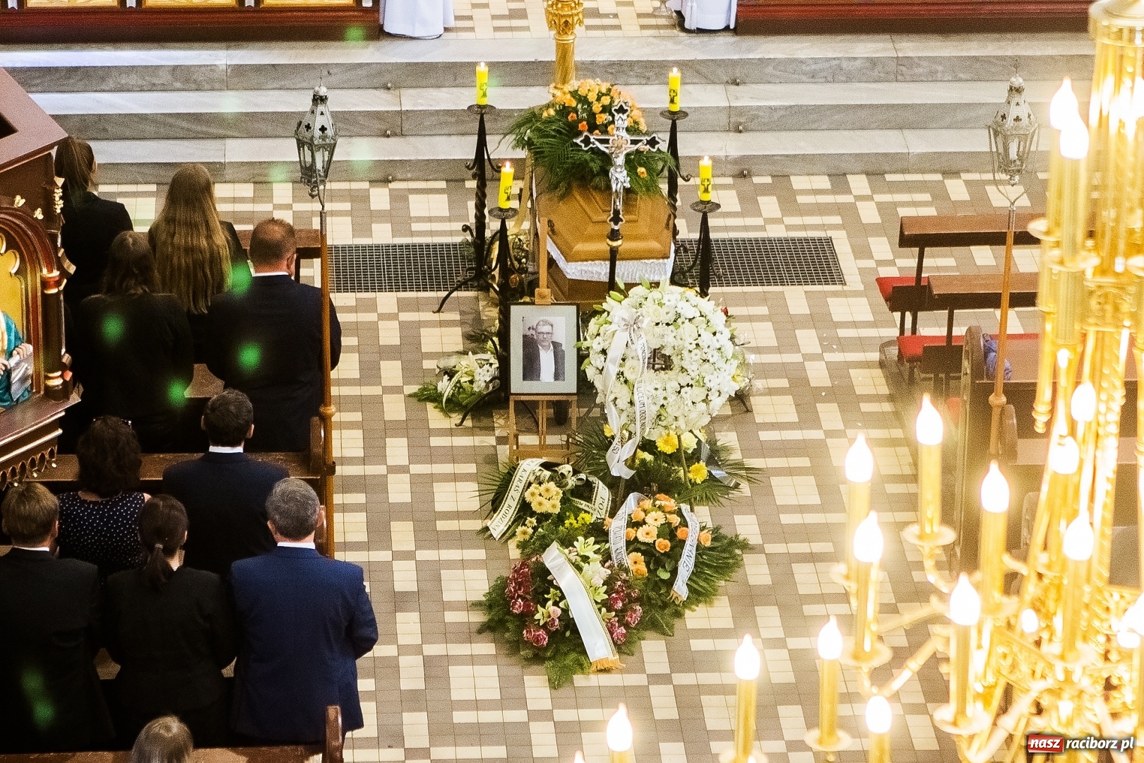 Zdjęcie w galerii na portalu naszraciborz.pl: Kroczysz schodami do nieba. Ostatnie pożegnanie śp. Herberta Dengela wiadomości z regionu