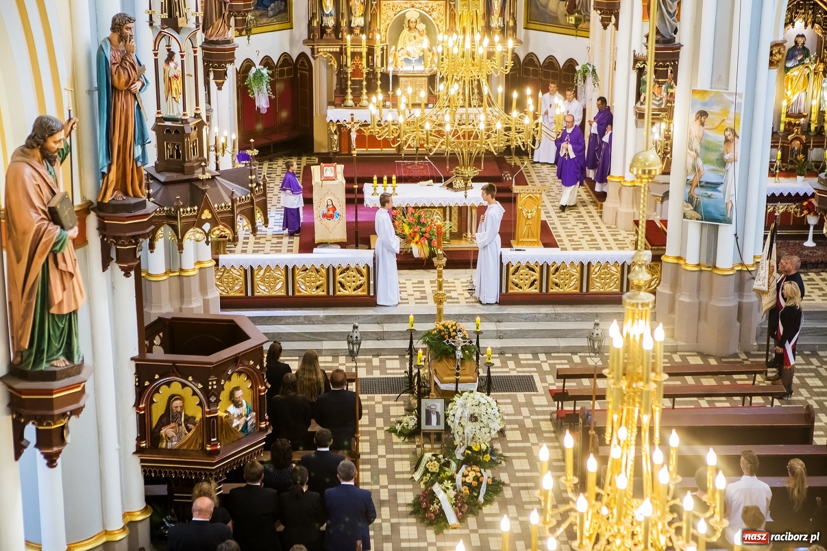 Zdjęcie w galerii na portalu naszraciborz.pl: Kroczysz schodami do nieba. Ostatnie pożegnanie śp. Herberta Dengela wiadomości z regionu