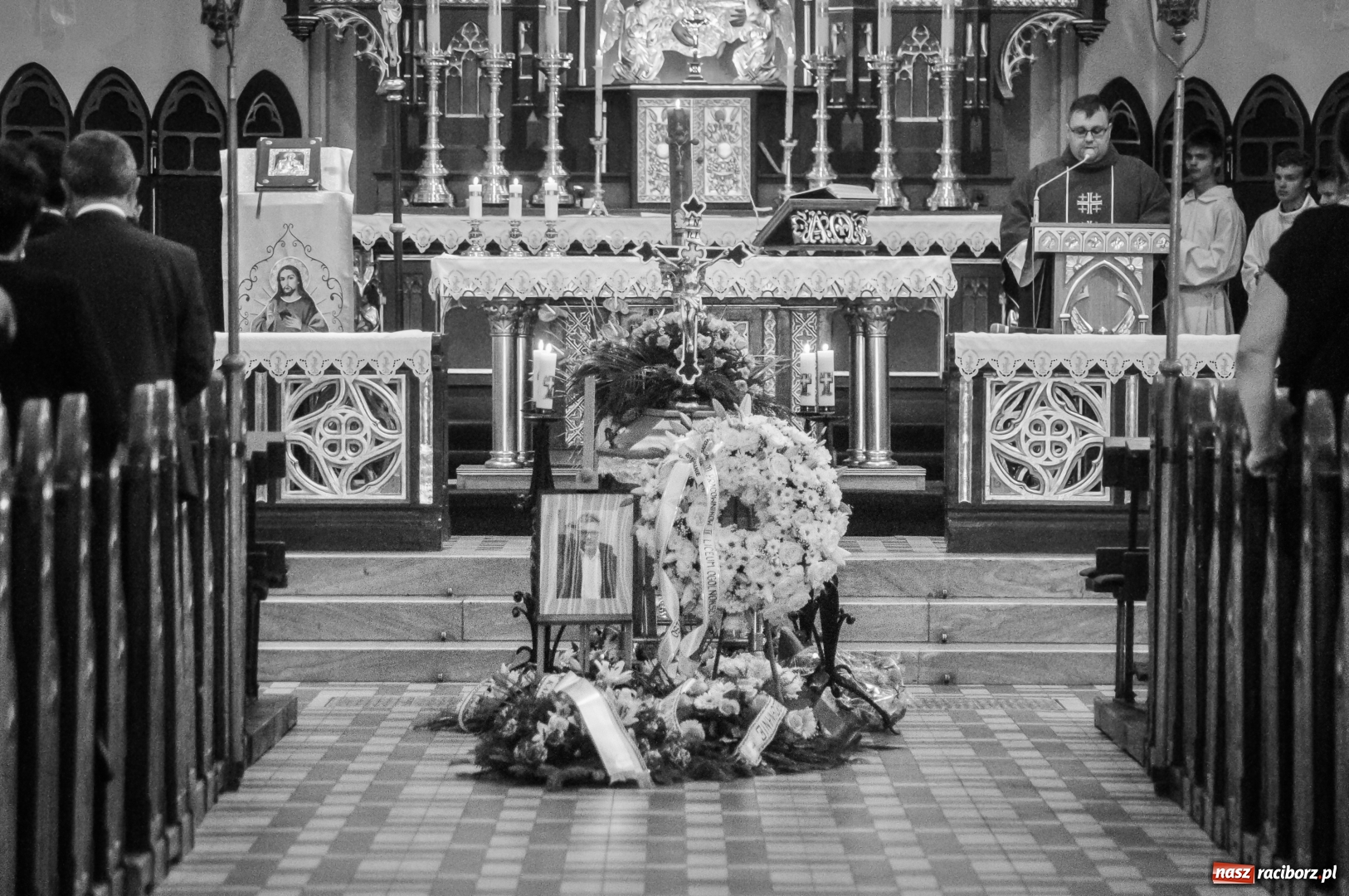 Zdjęcie w galerii na portalu naszraciborz.pl: Kroczysz schodami do nieba. Ostatnie pożegnanie śp. Herberta Dengela wiadomości z regionu