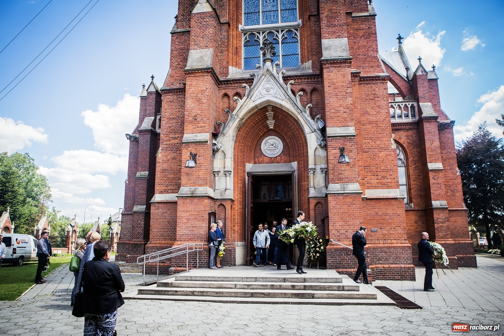 Zdjęcie w galerii na portalu naszraciborz.pl: Kroczysz schodami do nieba. Ostatnie pożegnanie śp. Herberta Dengela wiadomości z regionu